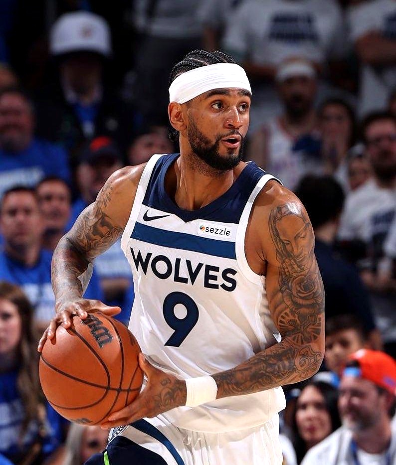 关于密尔沃基雄鹿翻盘达拉斯独行侠，兹维列夫打破历史纪录鏖战多局小组赛，强势挺进下一轮的信息